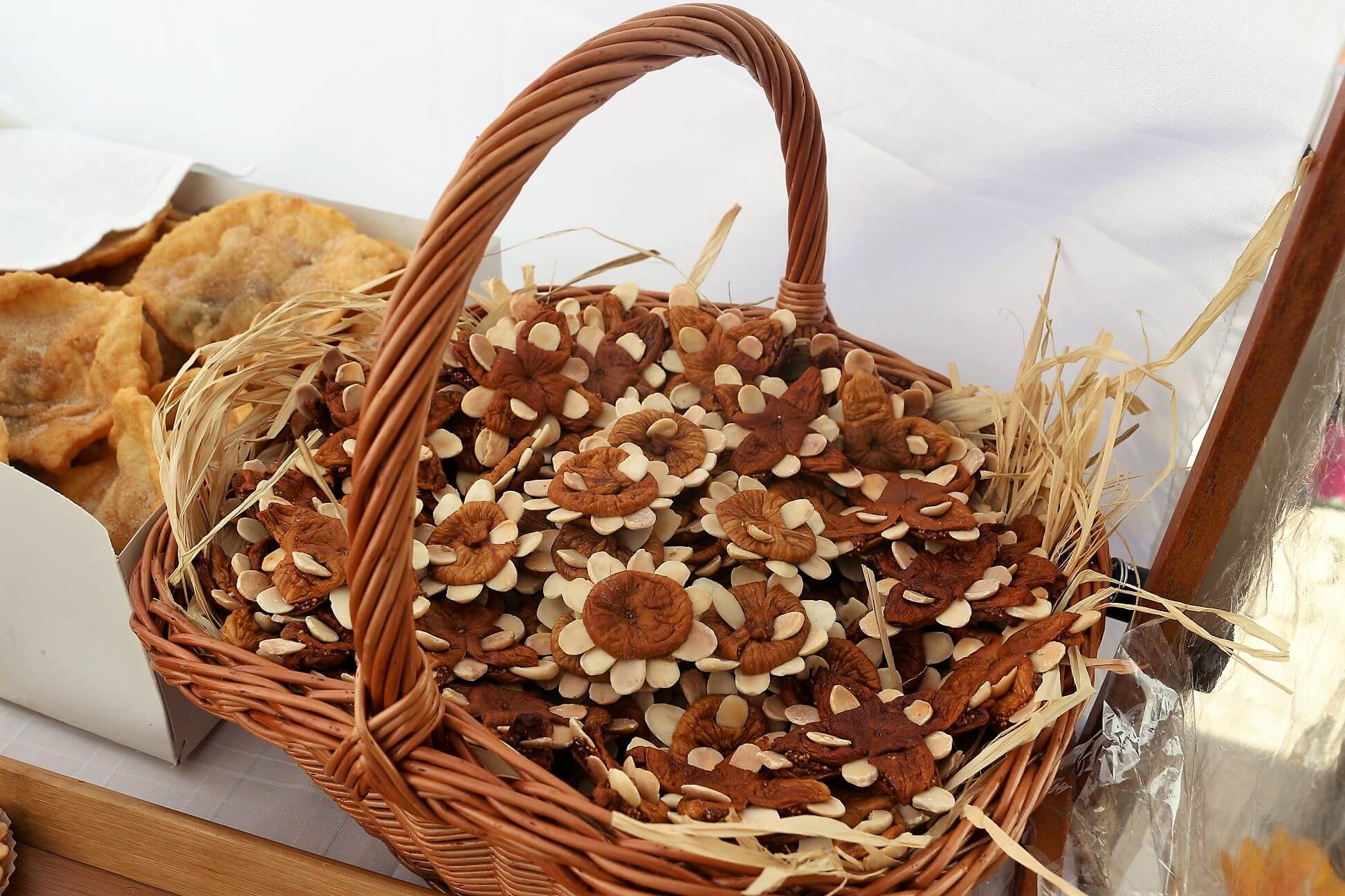 Cesto com figos secos